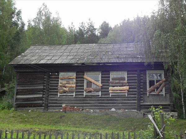 Ориентир: прямо за домом у скалы вход в пещеру